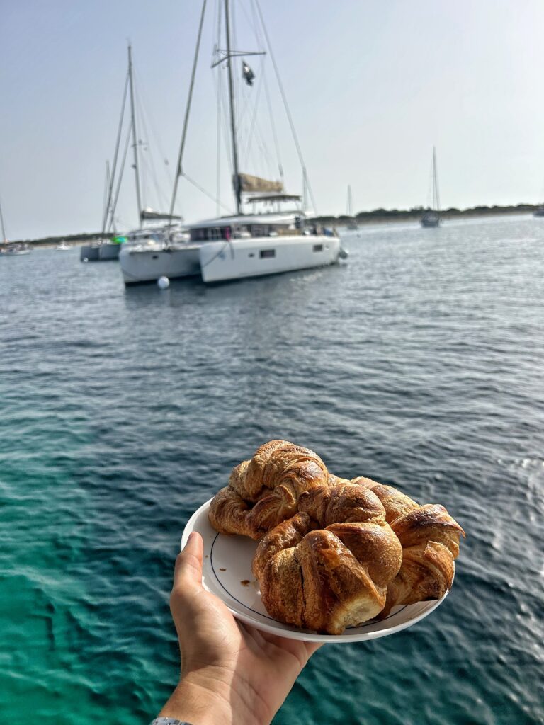 noche-en-barco-ibiza-formentera-familia-desayuno